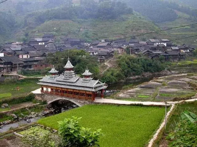 來到古樸的岜扒，這里自然生態(tài)完好，吊腳樓、鼓樓、花橋掩映于叢林